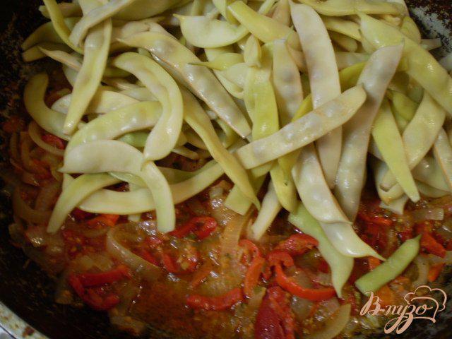Фото приготовление рецепта: Стручковая фасоль с луком в томате шаг №8