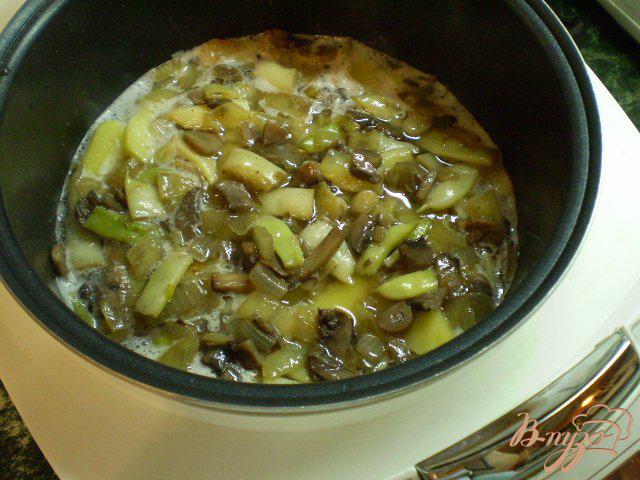 Фото приготовление рецепта: Картофель с грибами и стручковой фасолью шаг №7