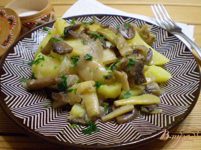 Фото приготовление рецепта: Картофель с грибами и стручковой фасолью шаг №8