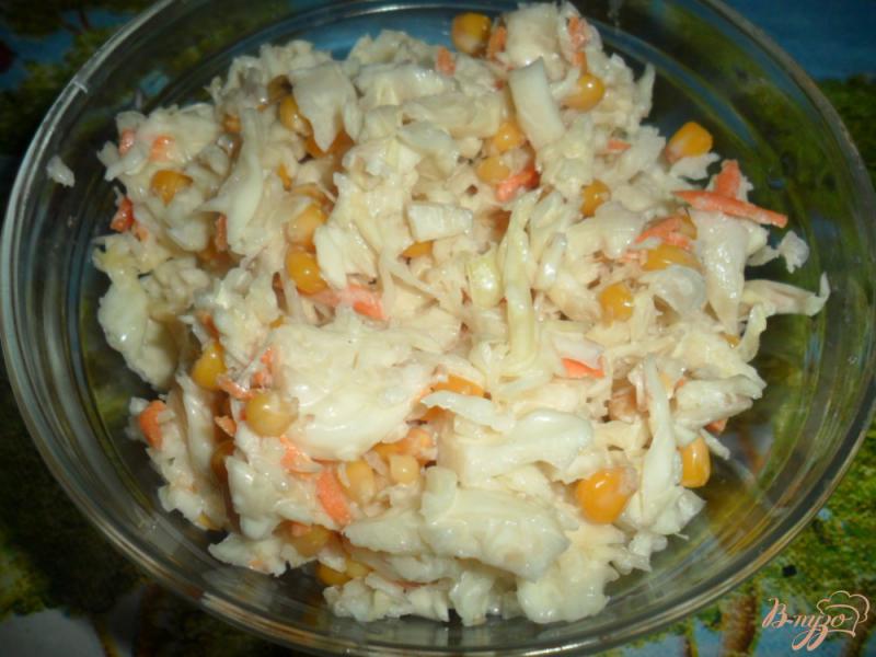 Фото приготовление рецепта: Салат с капусты и кукурузы шаг №4