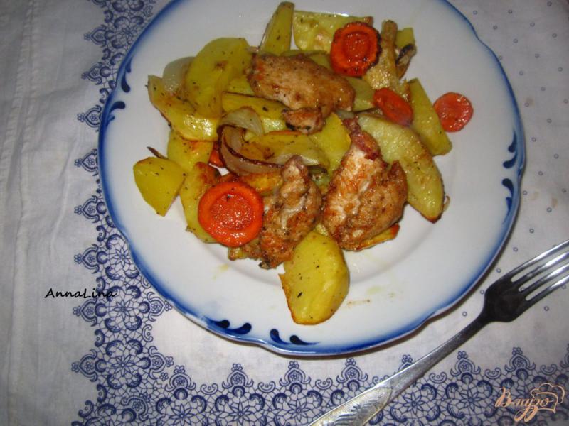 Фото приготовление рецепта: Запеченный картофель с курицей со специями шаг №5