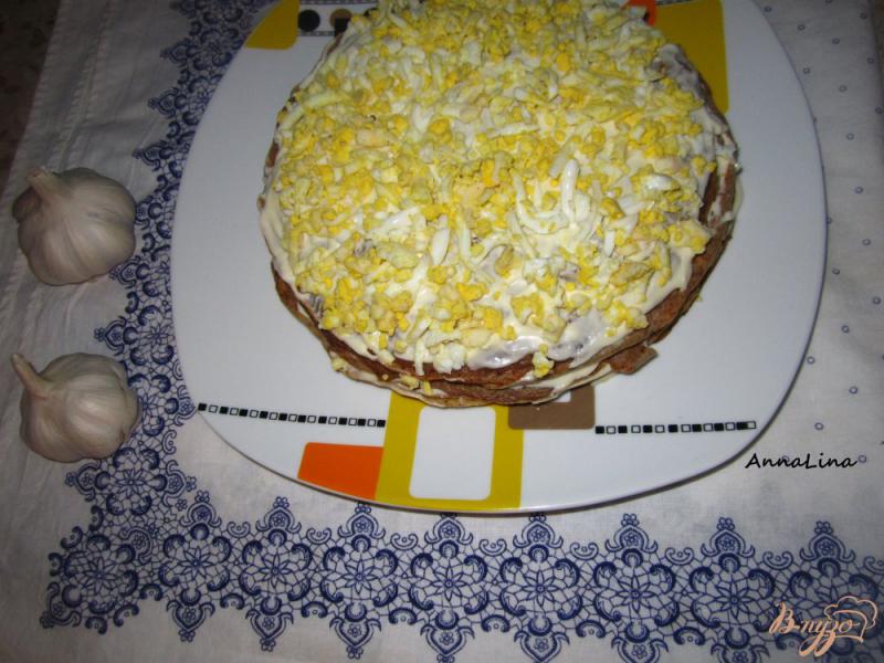 Фото приготовление рецепта: Печеночный тортик с яйцом и плавленным сырочком шаг №6
