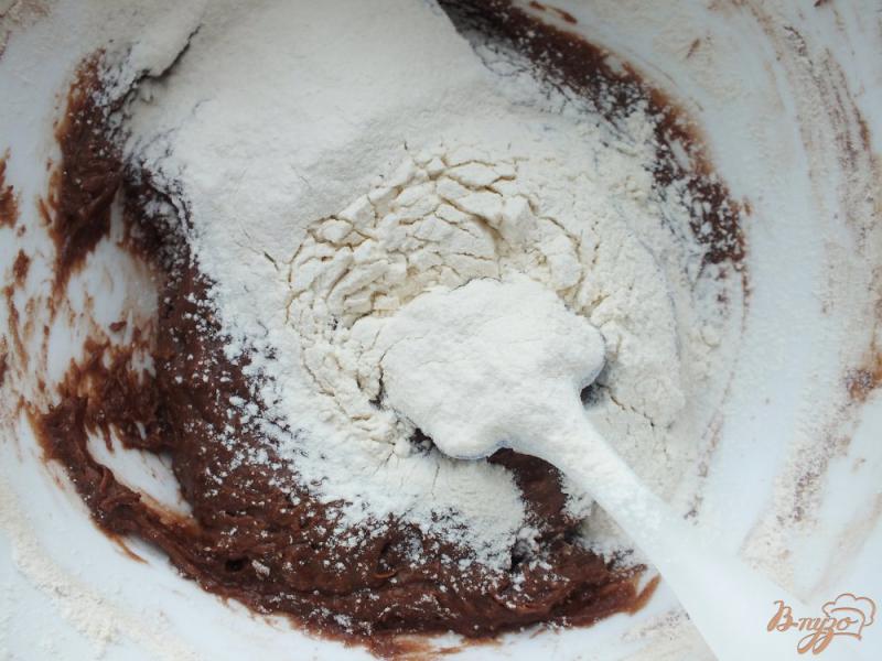 Фото приготовление рецепта: Шоколадное печенье с кумкватами шаг №3