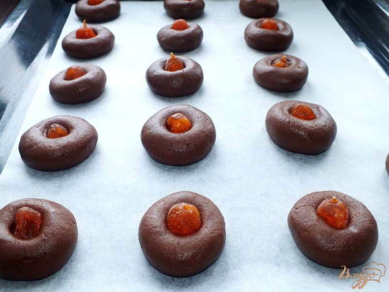 Фото приготовление рецепта: Шоколадное печенье с кумкватами шаг №6