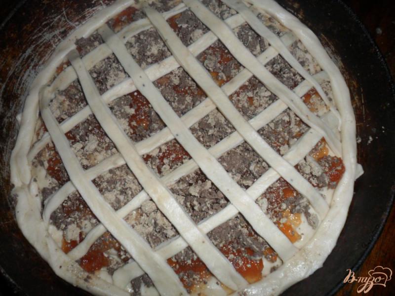 Фото приготовление рецепта: Пирог с повидлом и халвой шаг №7