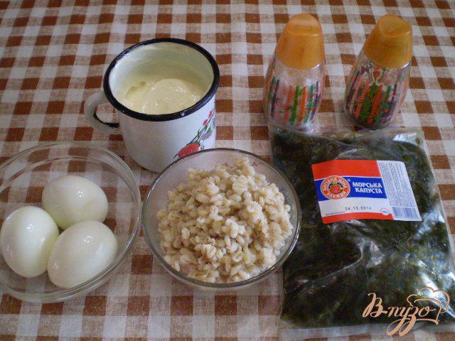 Фото приготовление рецепта: Салат с ламинарии, перловки и яиц шаг №1
