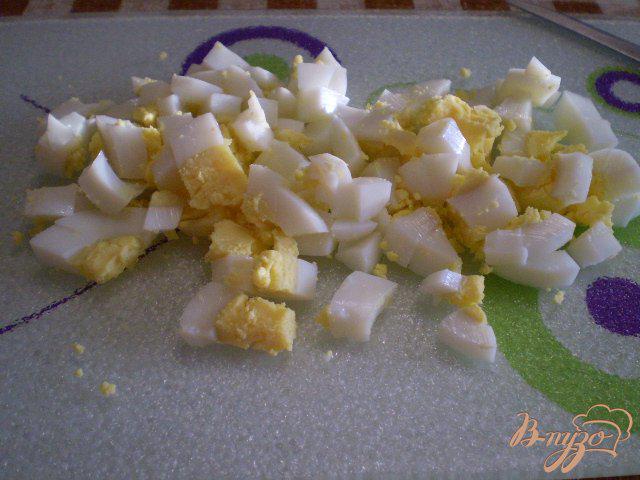 Фото приготовление рецепта: Салат с ламинарии, перловки и яиц шаг №3