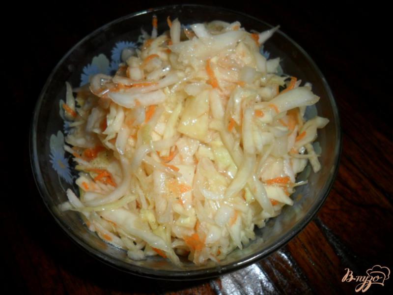 Фото приготовление рецепта: Полезный салат с редькой и капустой шаг №5