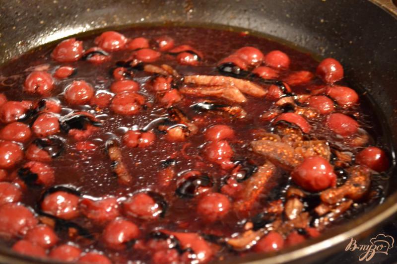 Фото приготовление рецепта: Филе индейки с вишневым соусом шаг №4