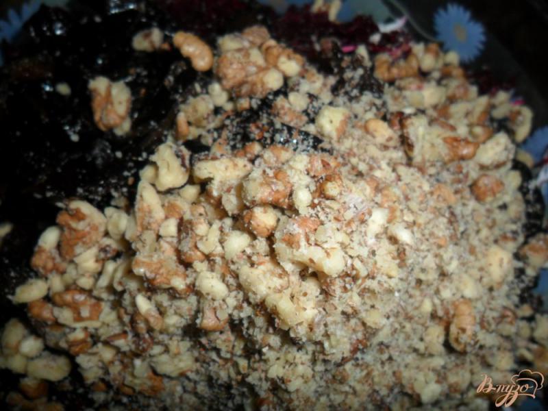 Фото приготовление рецепта: Салат из свеклы с черносливом шаг №4