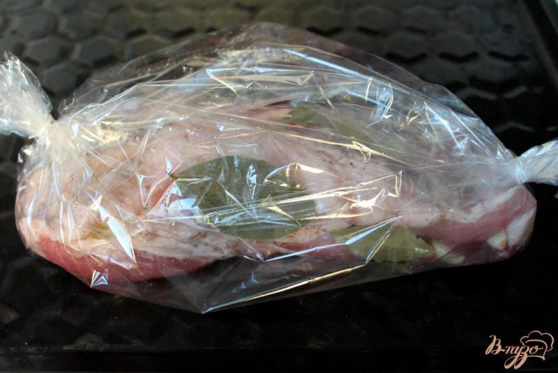 Фото приготовление рецепта: Свинина с чесноком в рукаве шаг №5