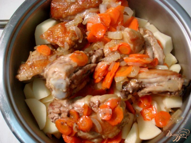 Фото приготовление рецепта: Картофель тушёный с курицей и горошком шаг №4