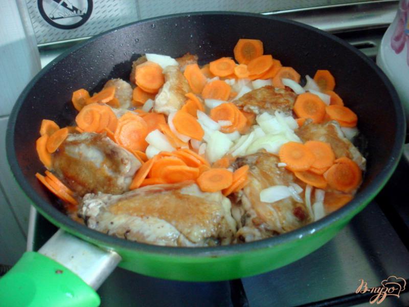 Фото приготовление рецепта: Картофель тушёный с курицей и горошком шаг №2