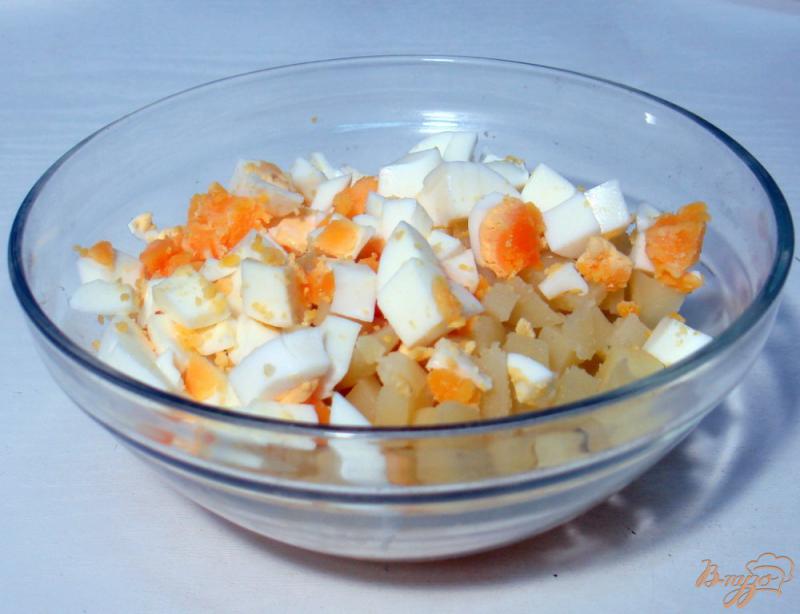 Фото приготовление рецепта: Салат из сельди яиц и картофеля шаг №3