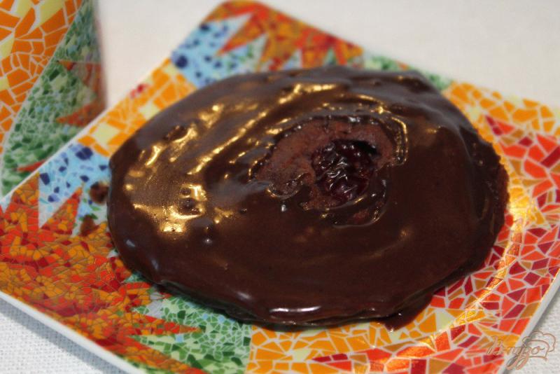 Фото приготовление рецепта: Шоколадное печенье с вишней шаг №8