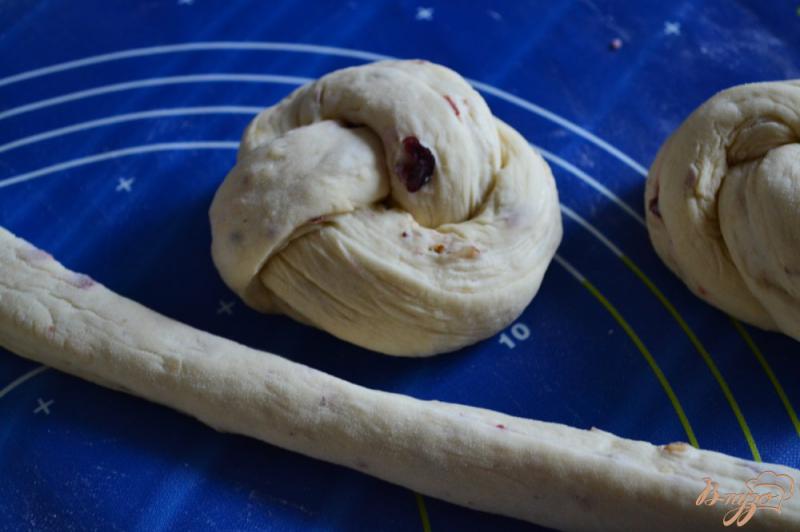Фото приготовление рецепта: Хлебные булочки с миндалем и вяленой клюквой шаг №5