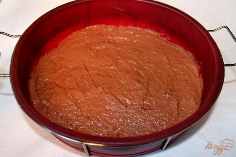 Фото приготовление рецепта: Шоколадный торт со сметано-малиновым кремом шаг №4