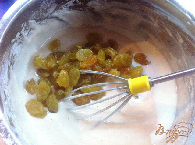 Фото приготовление рецепта: Оладьи с йогуртом и изюмом на завтрак шаг №5