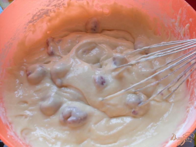 Фото приготовление рецепта: Сметанные кексы с вишнями шаг №4