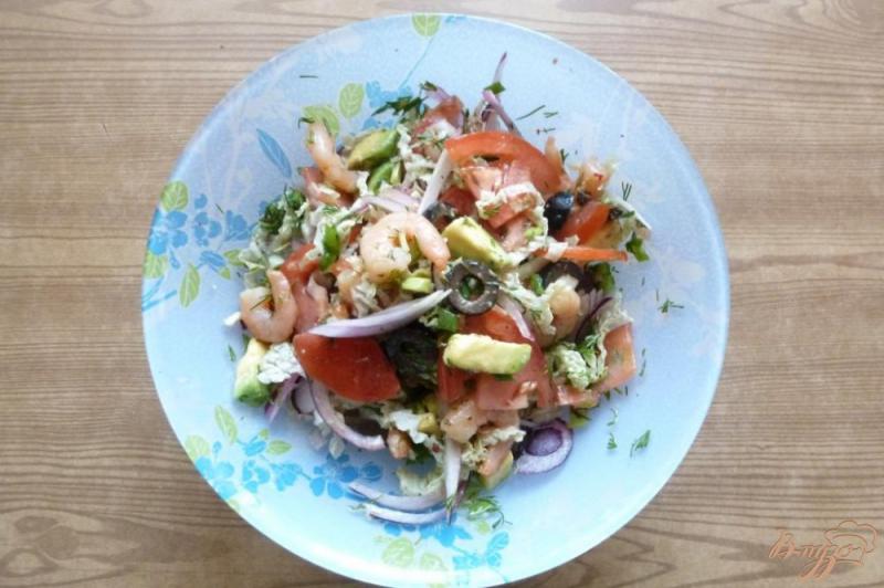 Фото приготовление рецепта: Салат из авокадо и копченых креветок шаг №5