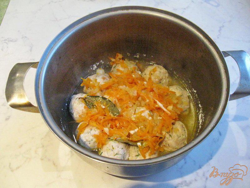 Фото приготовление рецепта: Куриные тефтели с укропом в сметане шаг №6