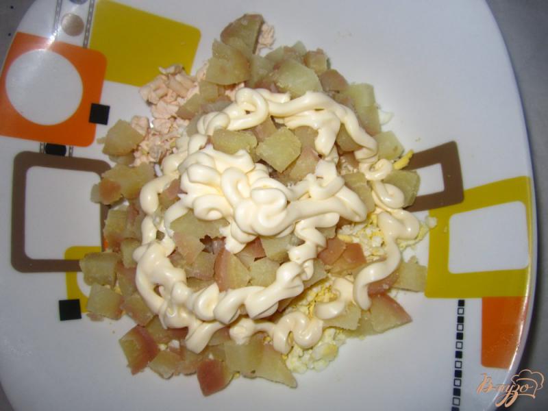 Фото приготовление рецепта: Салат с плавленым сырком шаг №4