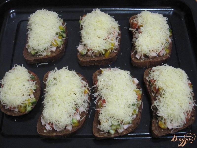 Фото приготовление рецепта: Горячие фитнес-бутерброды с ветчиной и сыром шаг №7