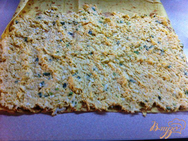 Фото приготовление рецепта: Ролл пшеничный с сырным салатом шаг №7