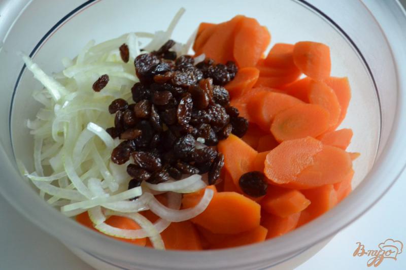 Фото приготовление рецепта: Салат из моркови с изюмом шаг №2