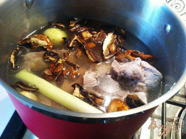 Фото приготовление рецепта: Суп из чечевицы с грибами шаг №4