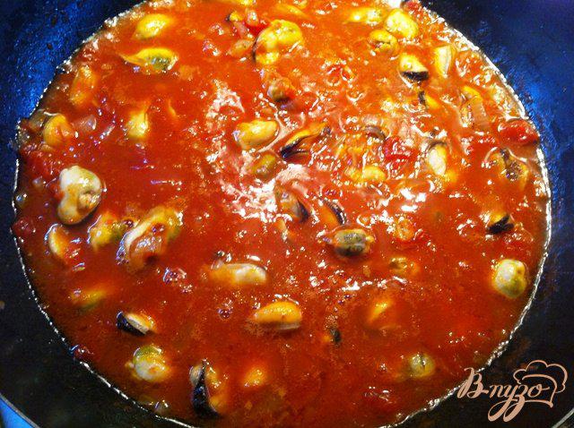 Фото приготовление рецепта: Тагльятелле с мидиями в томатном соусе шаг №9