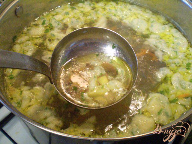 Фото приготовление рецепта: Суп с грибами, клецками и зеленью шаг №10