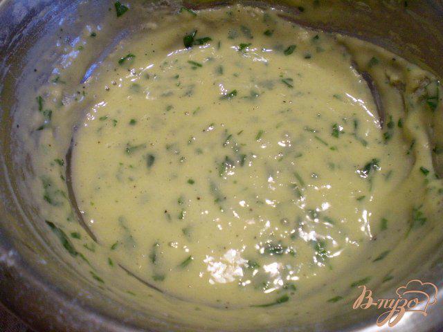 Фото приготовление рецепта: Суп с грибами, клецками и зеленью шаг №7