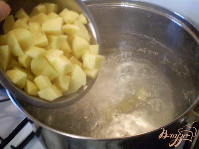 Фото приготовление рецепта: Суп с грибами, клецками и зеленью шаг №3