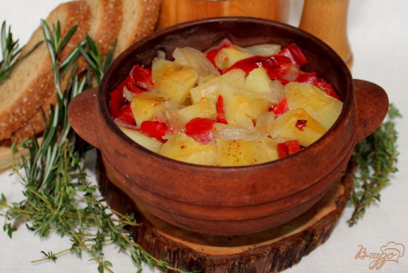 Фото приготовление рецепта: Картофель с болгарским перцем  запеченный в горшочке шаг №5