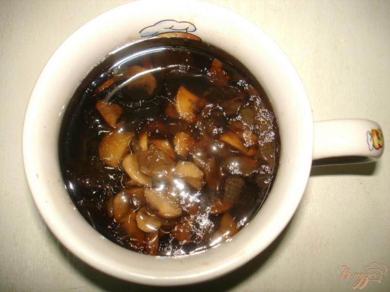 Фото приготовление рецепта: Суп с лесными грибами на курином бульоне шаг №5