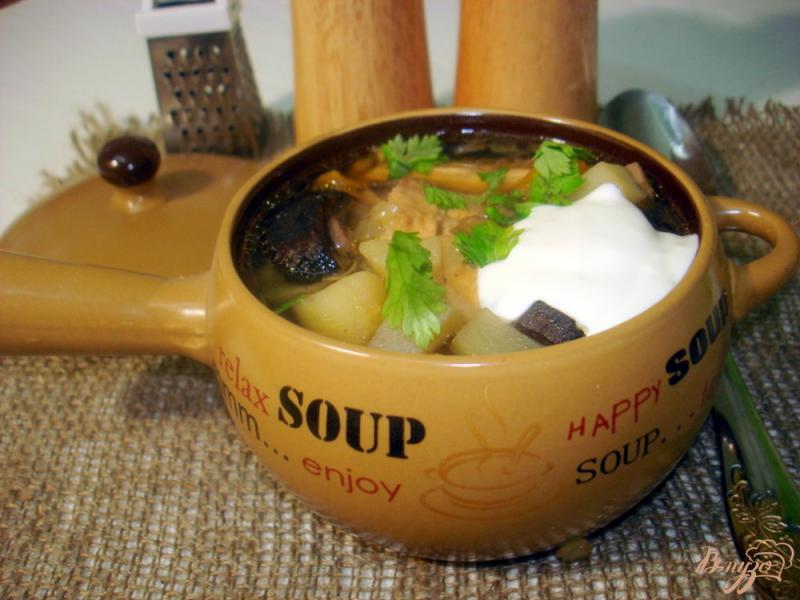 Фото приготовление рецепта: Суп с лесными грибами на курином бульоне шаг №7