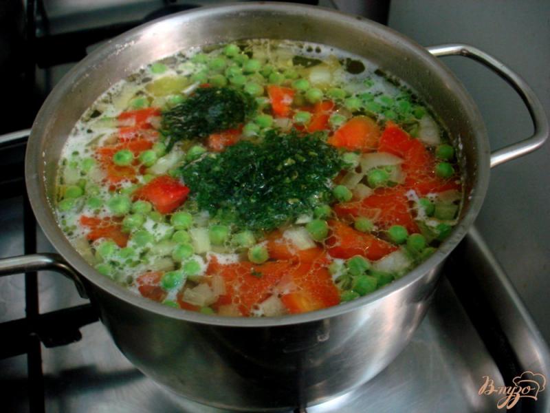 Фото приготовление рецепта: Суп с зелёным горошком и перцем шаг №8