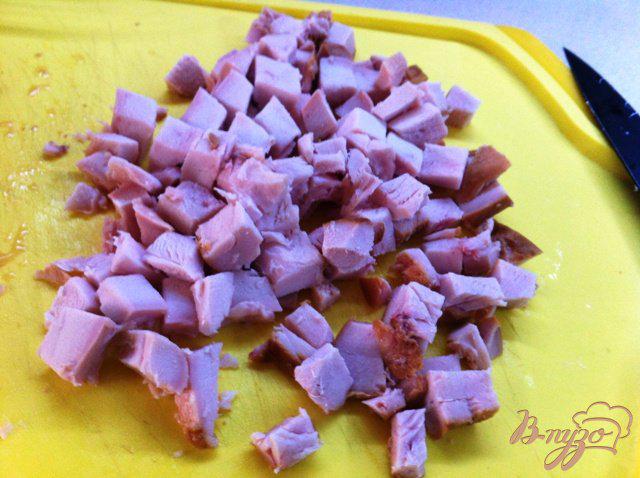 Фото приготовление рецепта: Салат с копченой курицей и фузилли (макаронами) шаг №4