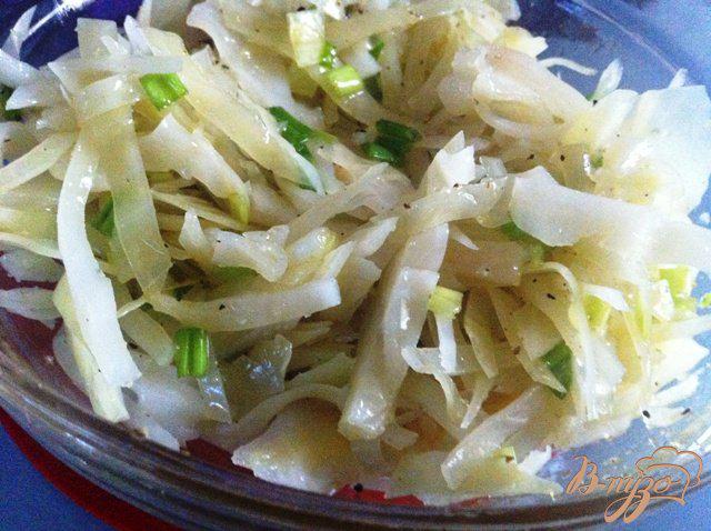 Фото приготовление рецепта: Салат из моченой капусты с зеленым луком шаг №4
