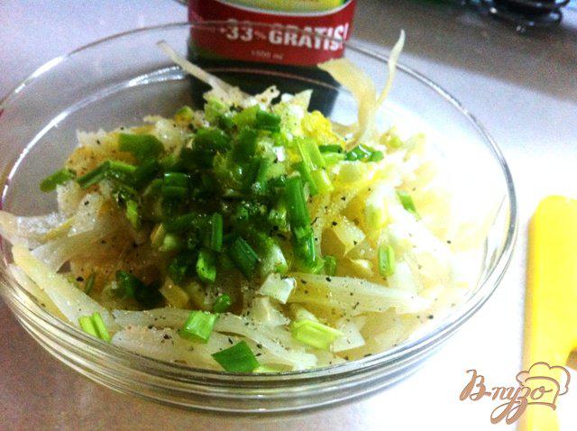 Фото приготовление рецепта: Салат из моченой капусты с зеленым луком шаг №3