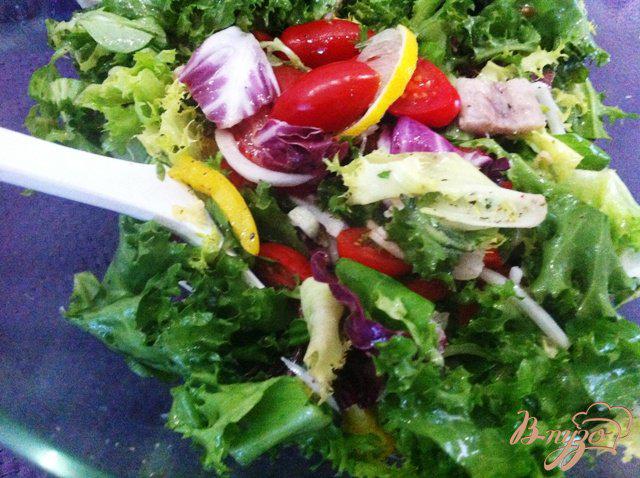 Фото приготовление рецепта: Овощной салат с копченым угрём. шаг №10