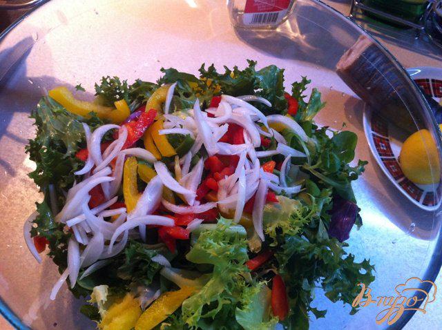 Фото приготовление рецепта: Овощной салат с копченым угрём. шаг №6