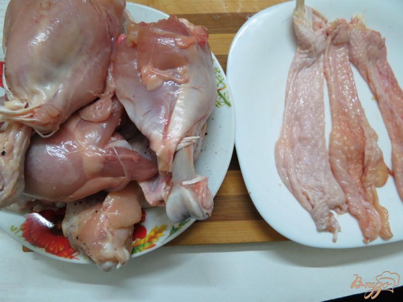 Фото приготовление рецепта: Голени фаршированные в соусе с крылышками шаг №2