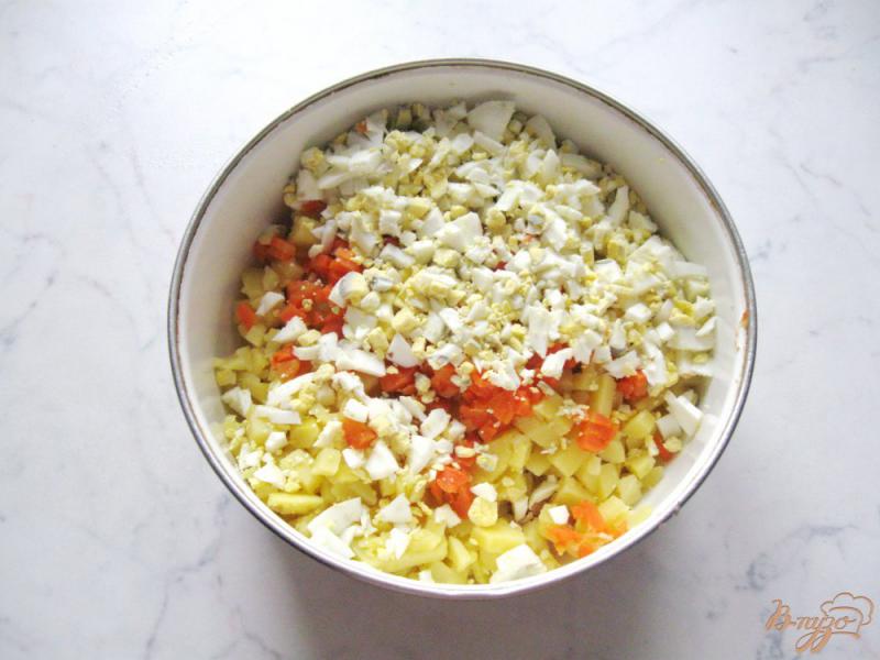 Фото приготовление рецепта: Салат из отварной индейки с сыром шаг №4