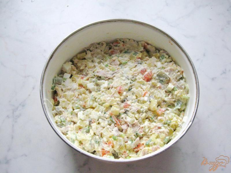 Фото приготовление рецепта: Салат из отварной индейки с сыром шаг №9