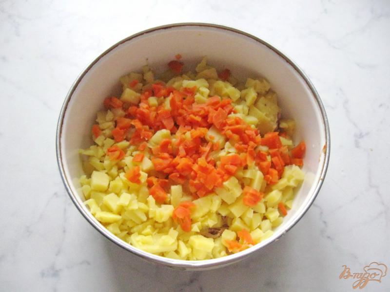 Фото приготовление рецепта: Салат из отварной индейки с сыром шаг №3