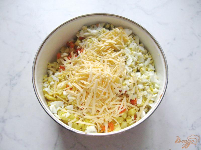 Фото приготовление рецепта: Салат из отварной индейки с сыром шаг №5