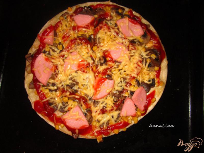 Фото приготовление рецепта: Пицца с кукурузой и вареной колбасой шаг №5