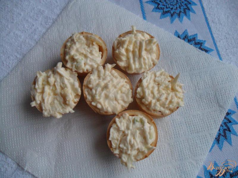 Фото приготовление рецепта: Тарталетки с сыром и чесноком шаг №4
